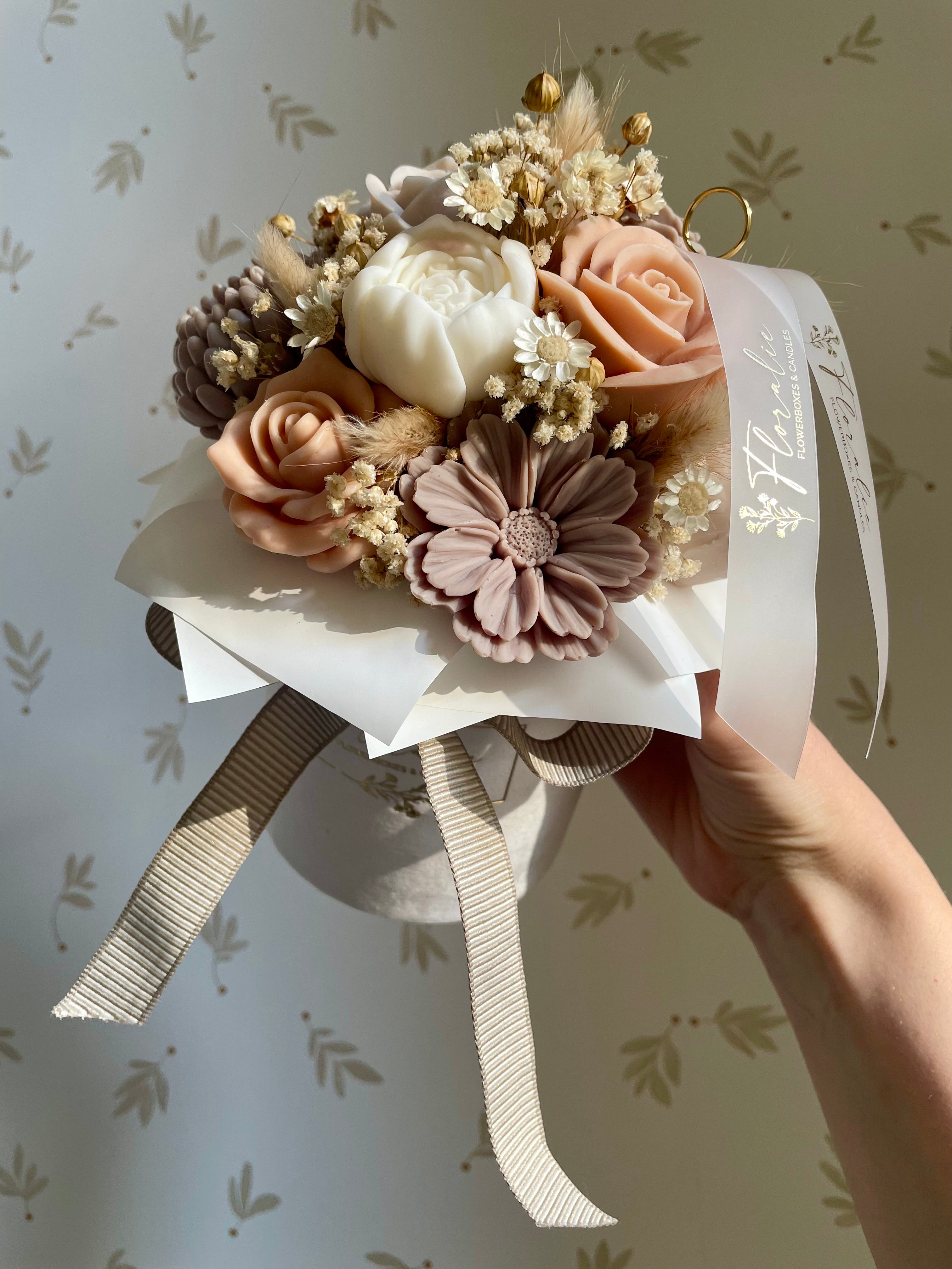 Spätsommerlicher Blütenstrauß in reinem Weiß - Farbtrio Braun, Apricot und Creme