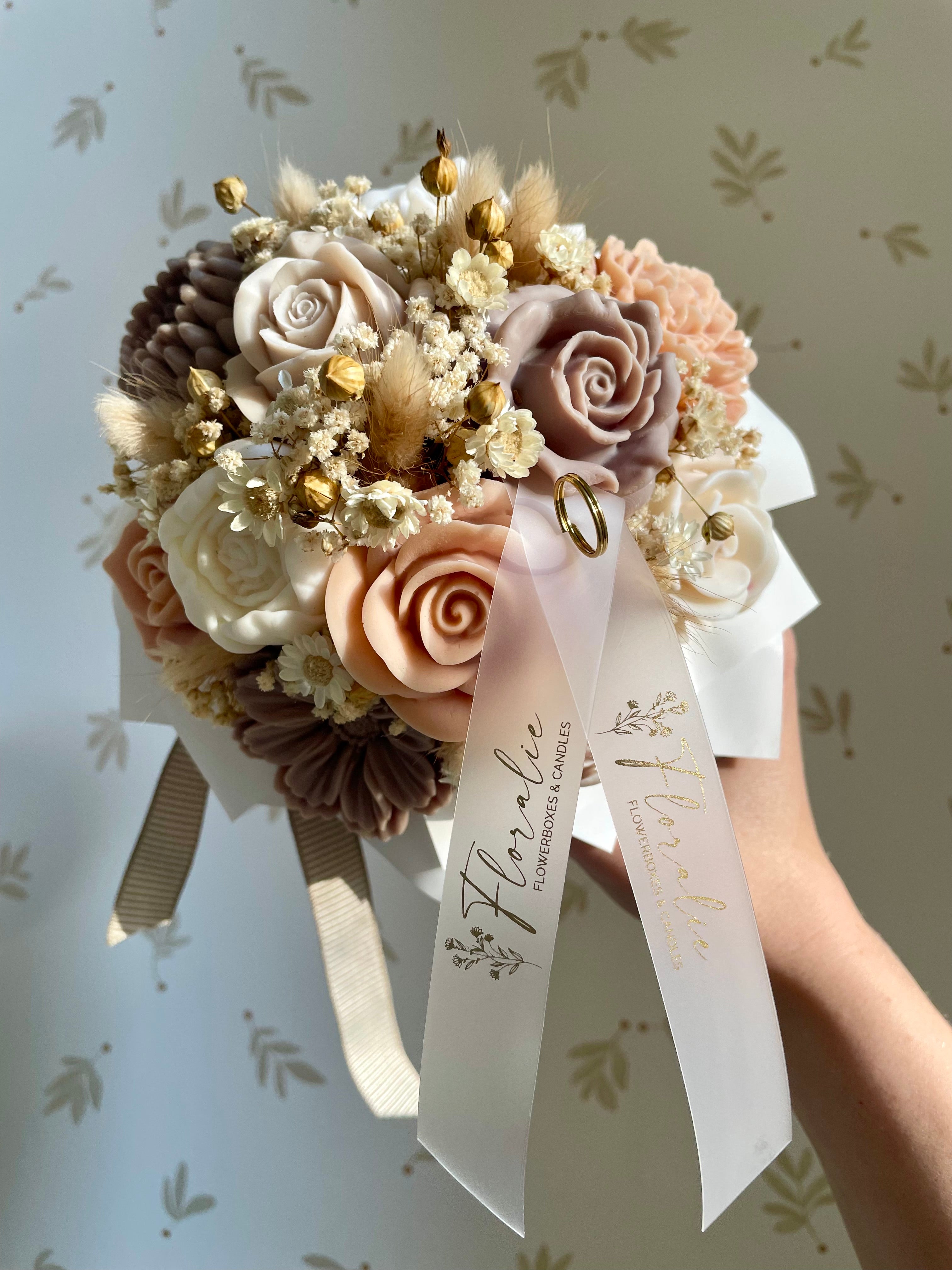 Spätsommerlicher Blütenstrauß in reinem Weiß - Farbtrio Braun, Apricot und Creme