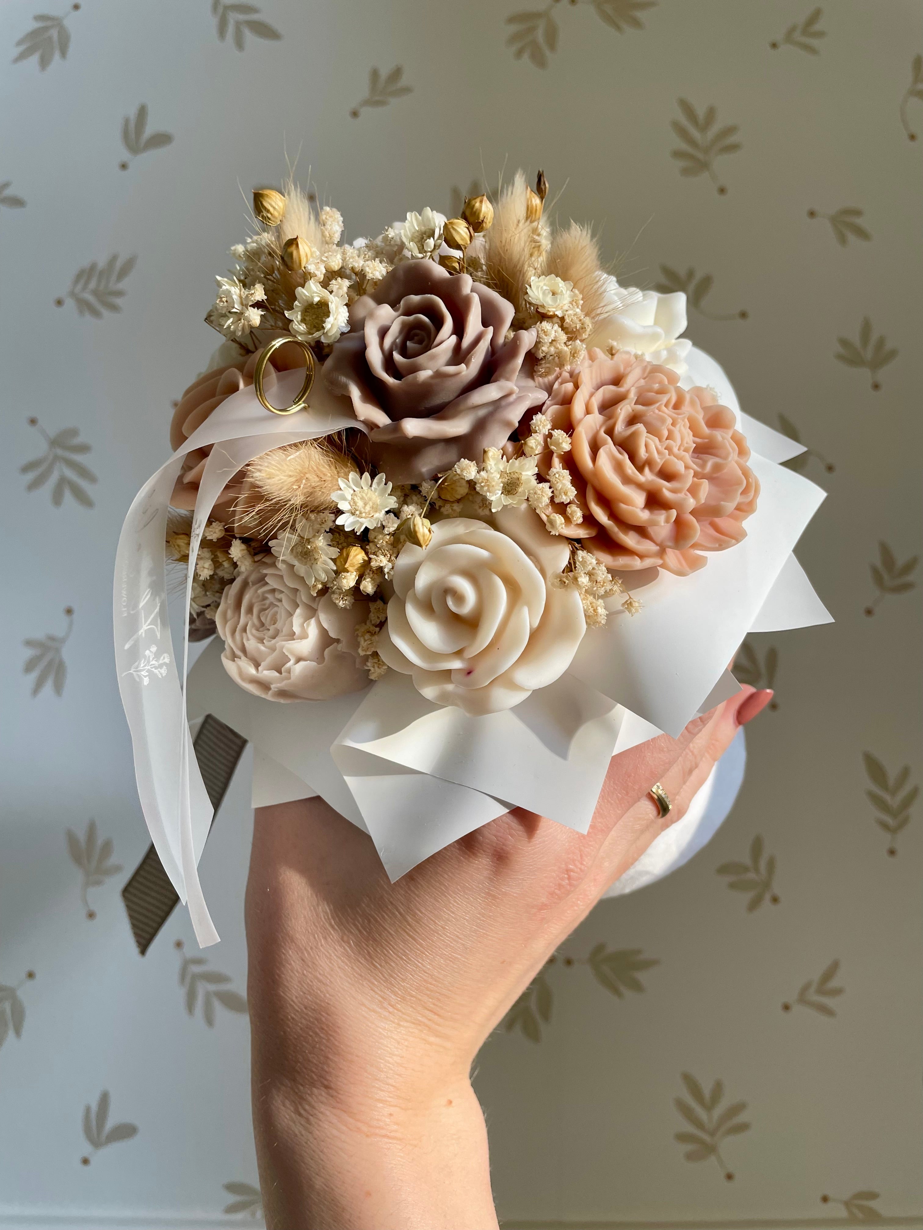 Spätsommerlicher Blütenstrauß in reinem Weiß - Farbtrio Braun, Apricot und Creme