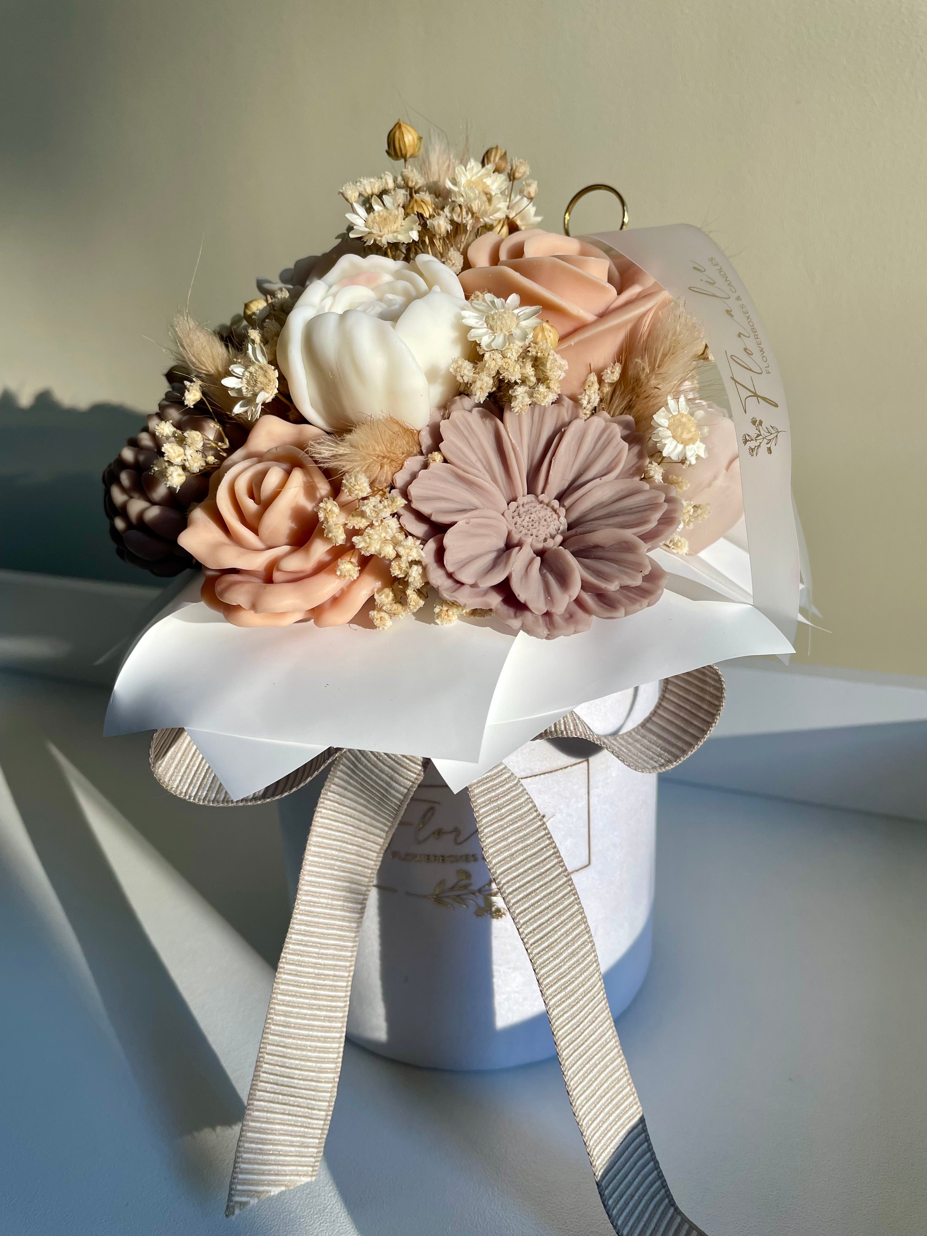 Spätsommerlicher Blütenstrauß in reinem Weiß - Farbtrio Braun, Apricot und Creme