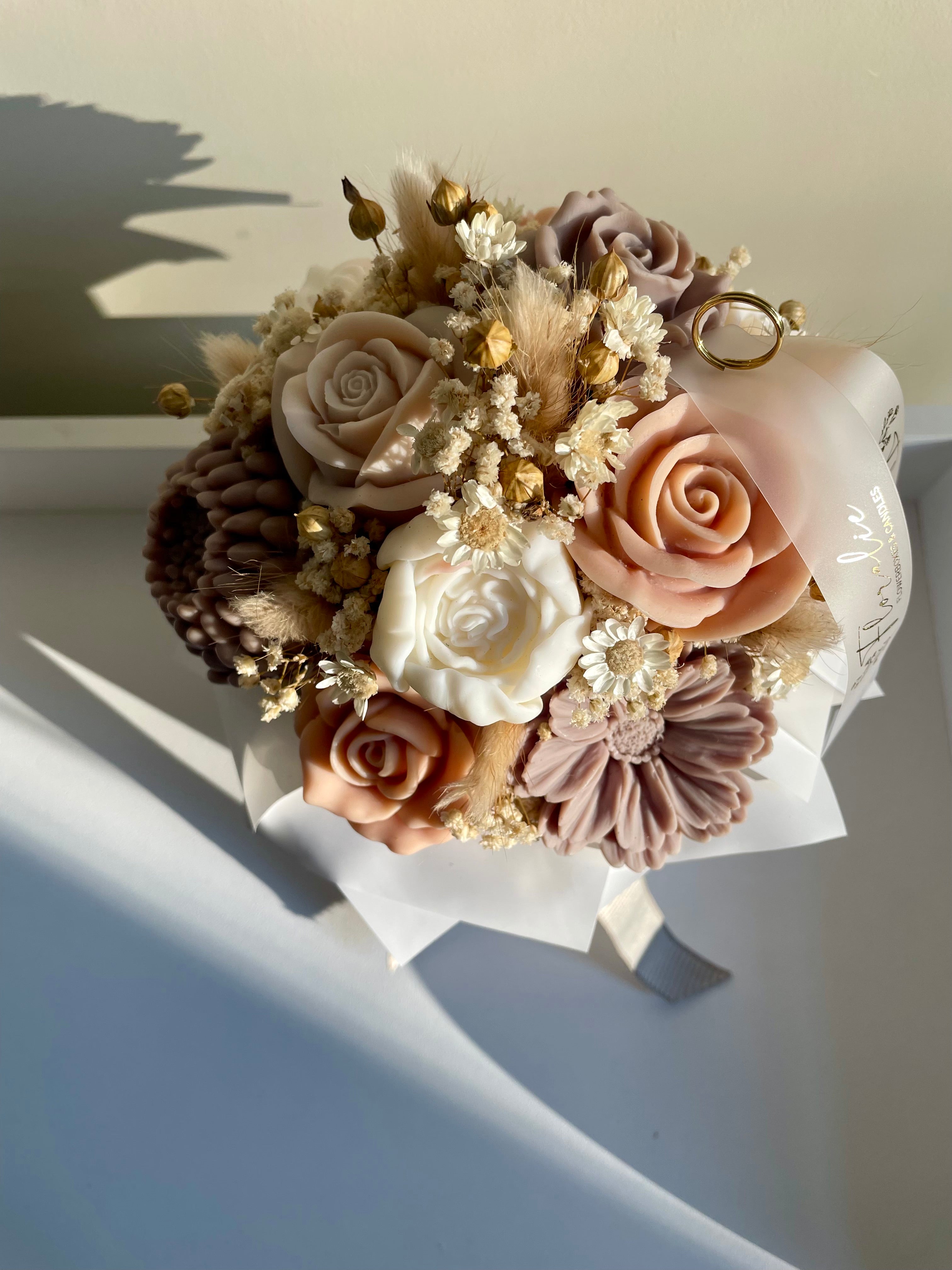 Spätsommerlicher Blütenstrauß in reinem Weiß - Farbtrio Braun, Apricot und Creme
