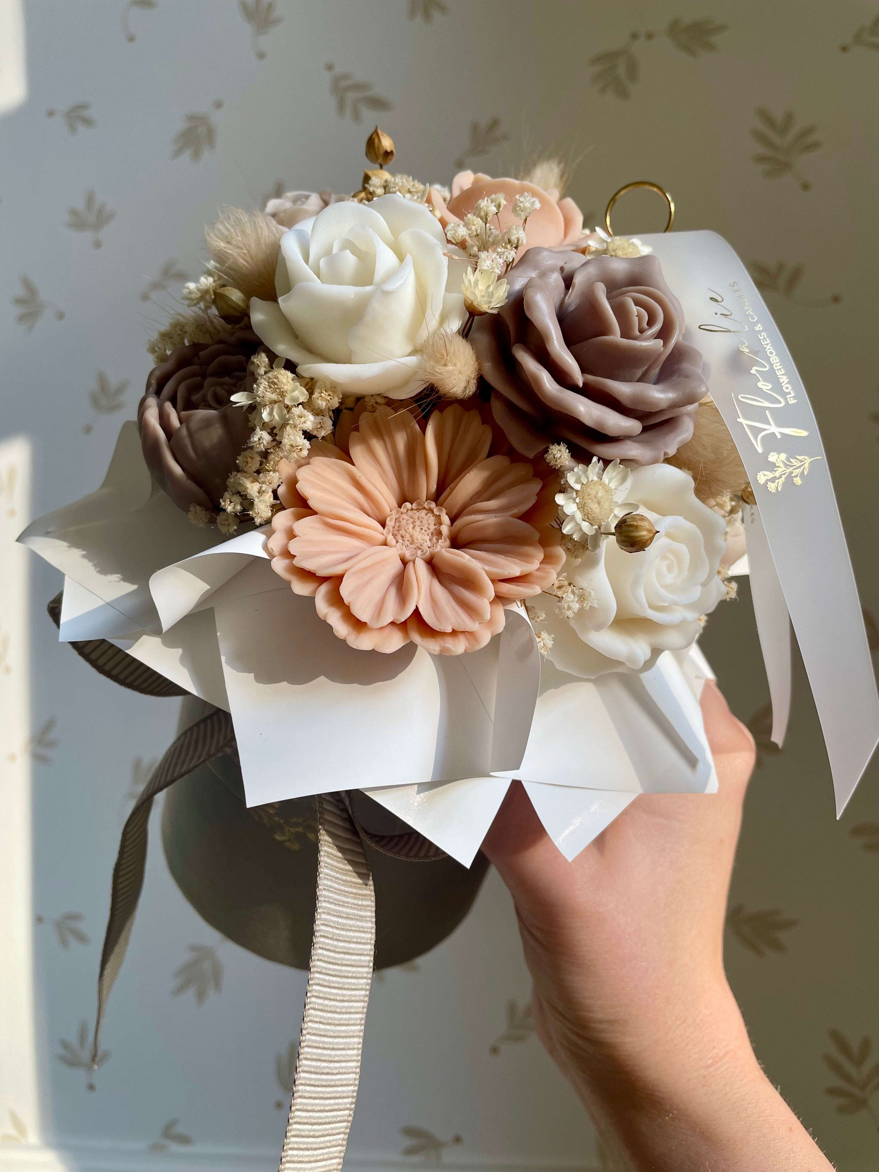 Spätsommerlicher Blütenstrauß in Samtgrau - Farbtrio Braun, Apricot und Creme