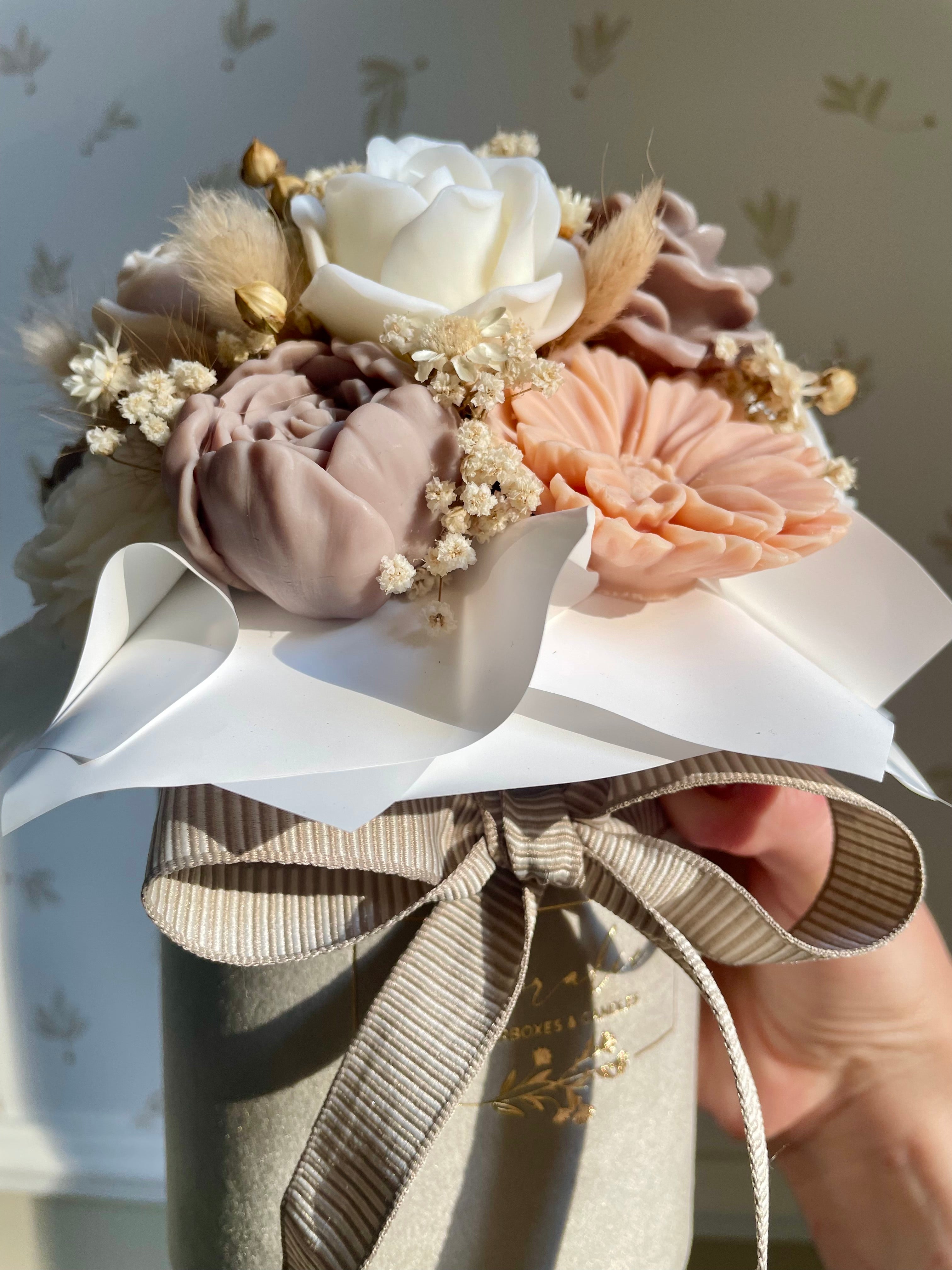 Spätsommerlicher Blütenstrauß in Samtgrau - Farbtrio Braun, Apricot und Creme