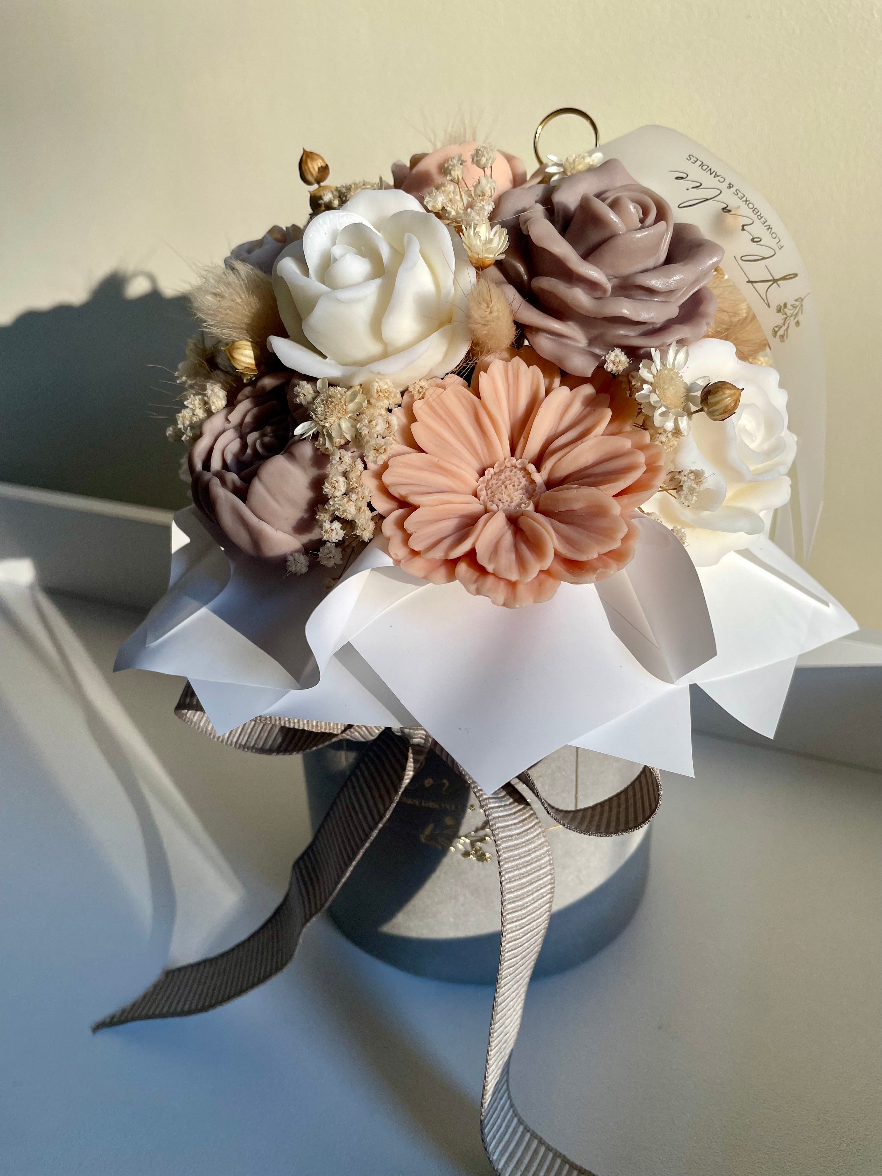 Spätsommerlicher Blütenstrauß in Samtgrau - Farbtrio Braun, Apricot und Creme