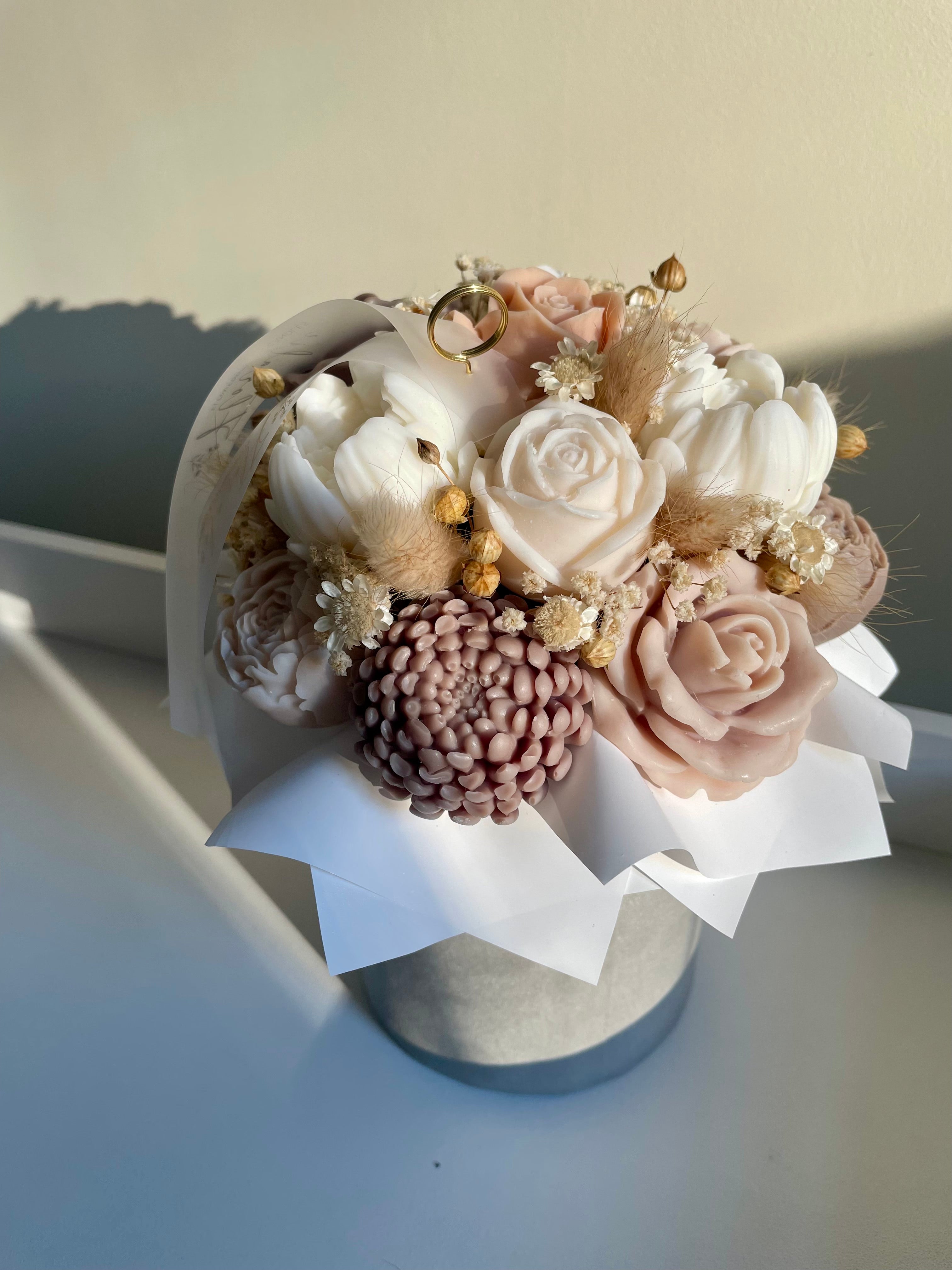 Spätsommerlicher Blütenstrauß in Samtgrau - Farbtrio Braun, Apricot und Creme