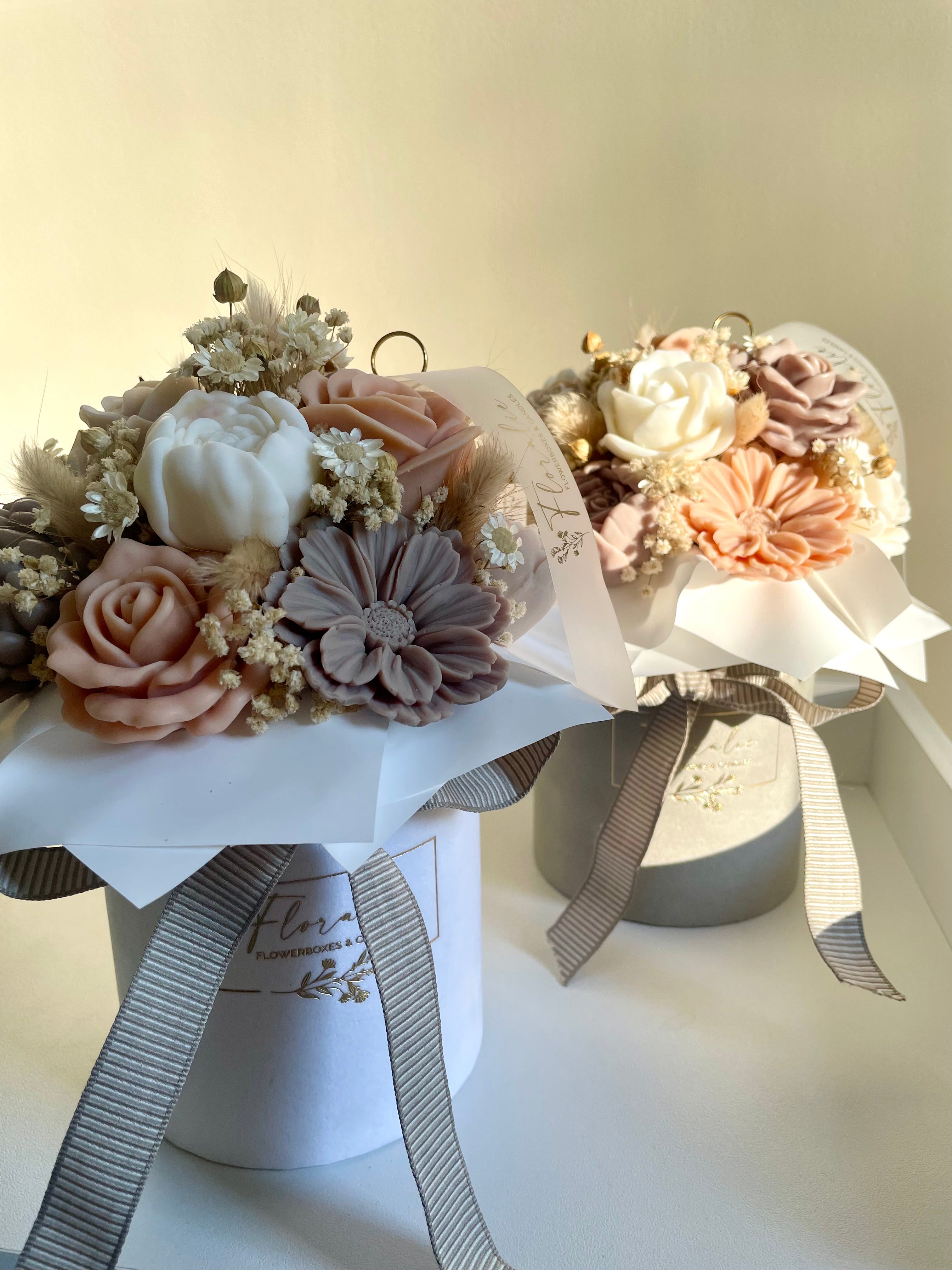 Spätsommerlicher Blütenstrauß in reinem Weiß - Farbtrio Braun, Apricot und Creme