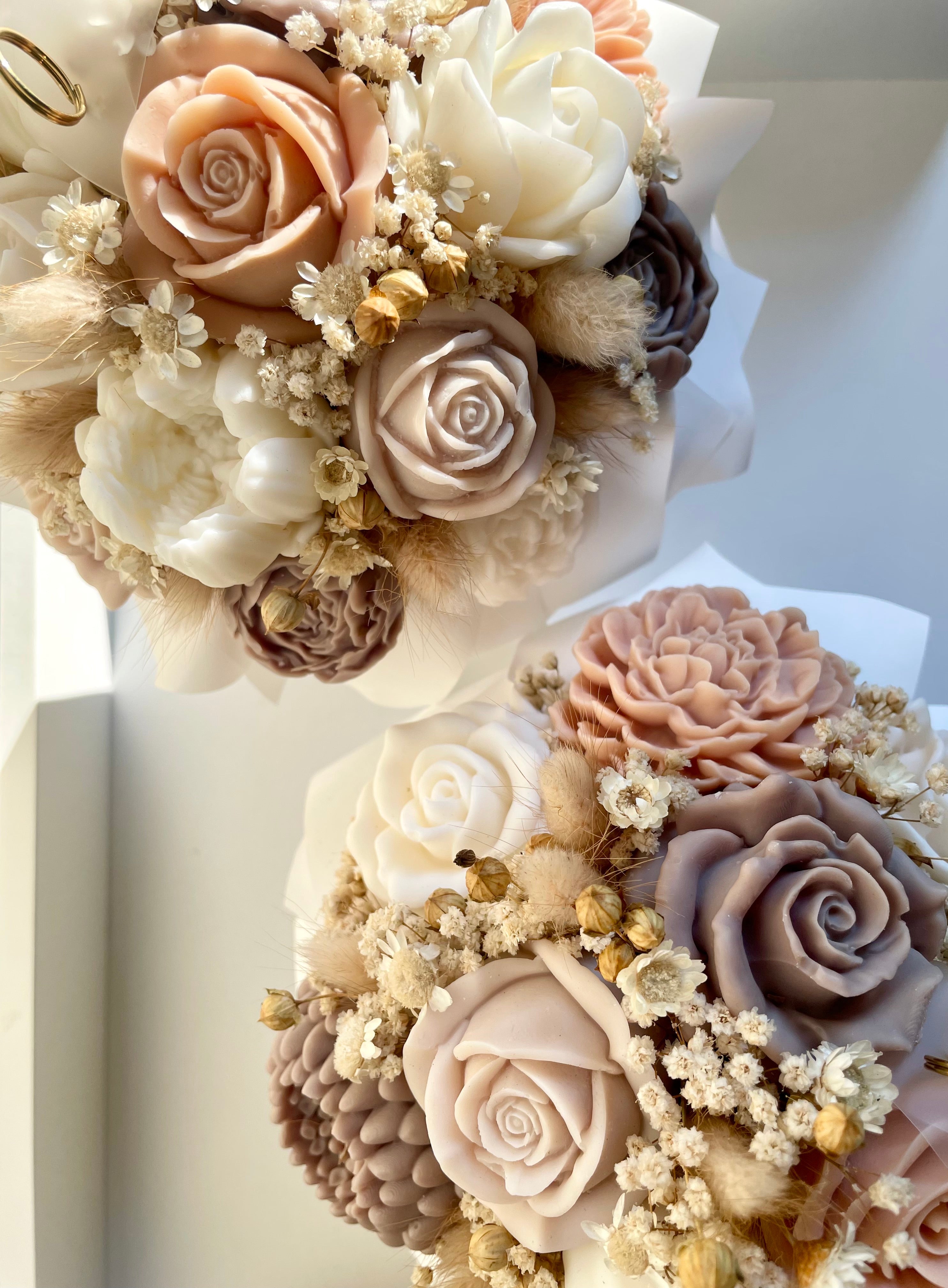 Spätsommerlicher Blütenstrauß in reinem Weiß - Farbtrio Braun, Apricot und Creme