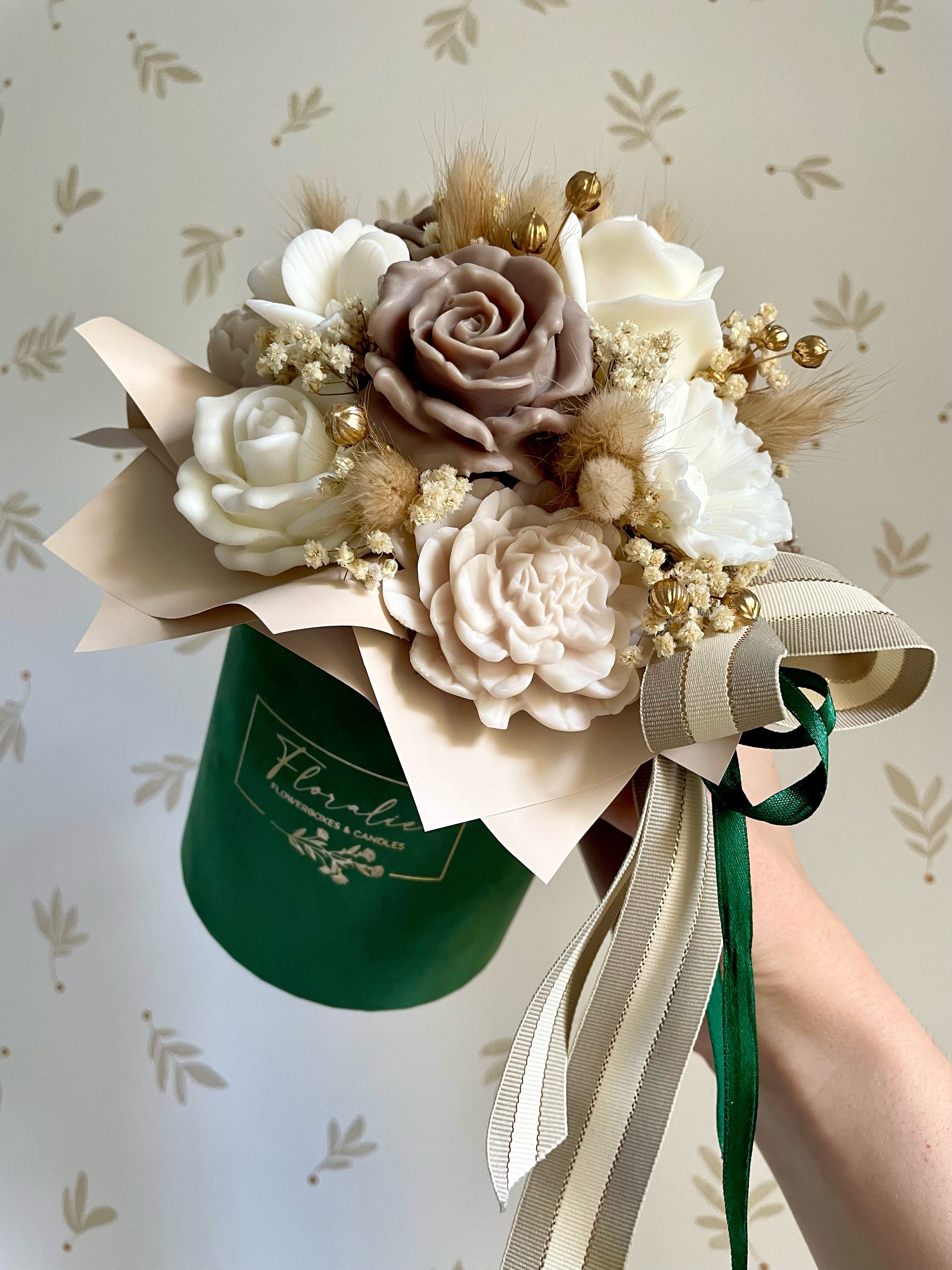 Natürliche Eleganz: Flowerbox in Smaragdgrün mit Nude- und Erdtönen