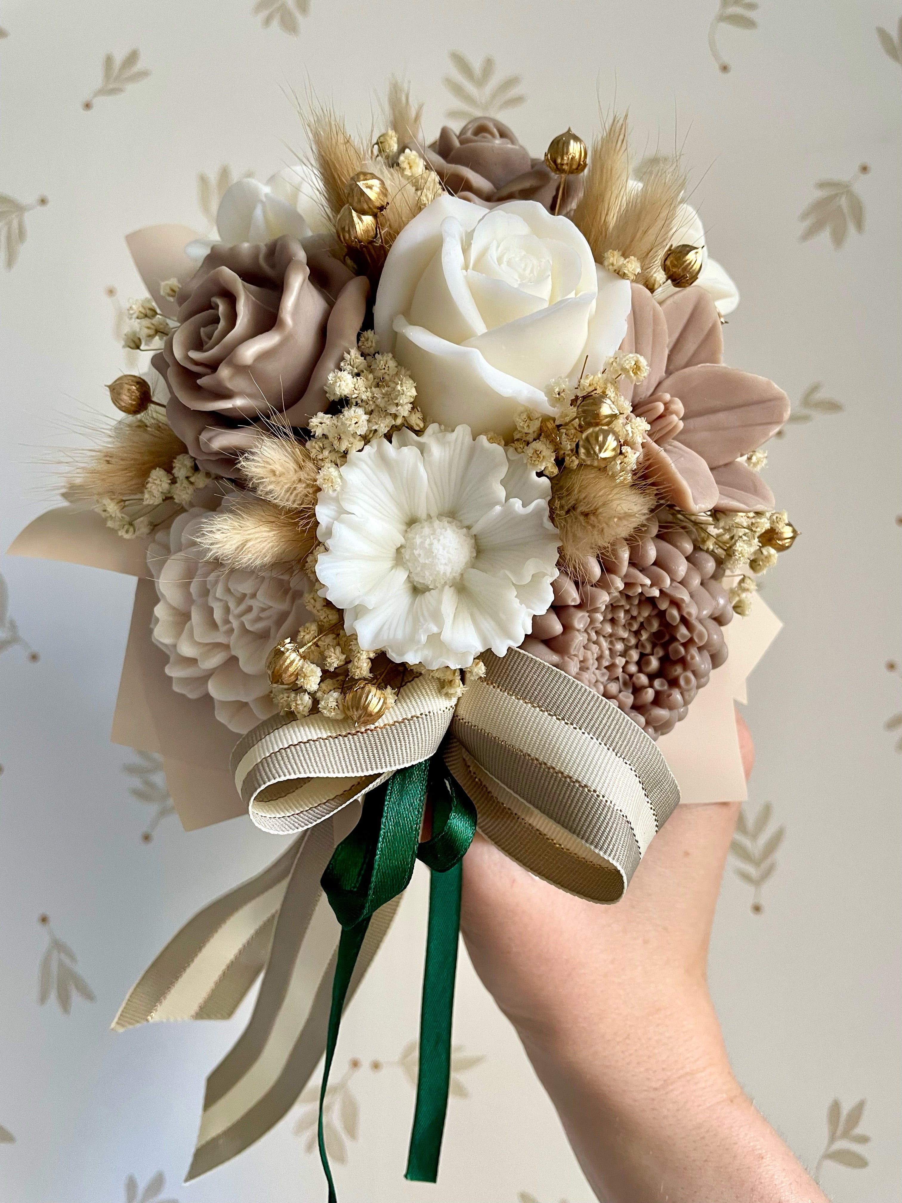 Natürliche Eleganz: Flowerbox in Smaragdgrün mit Nude- und Erdtönen