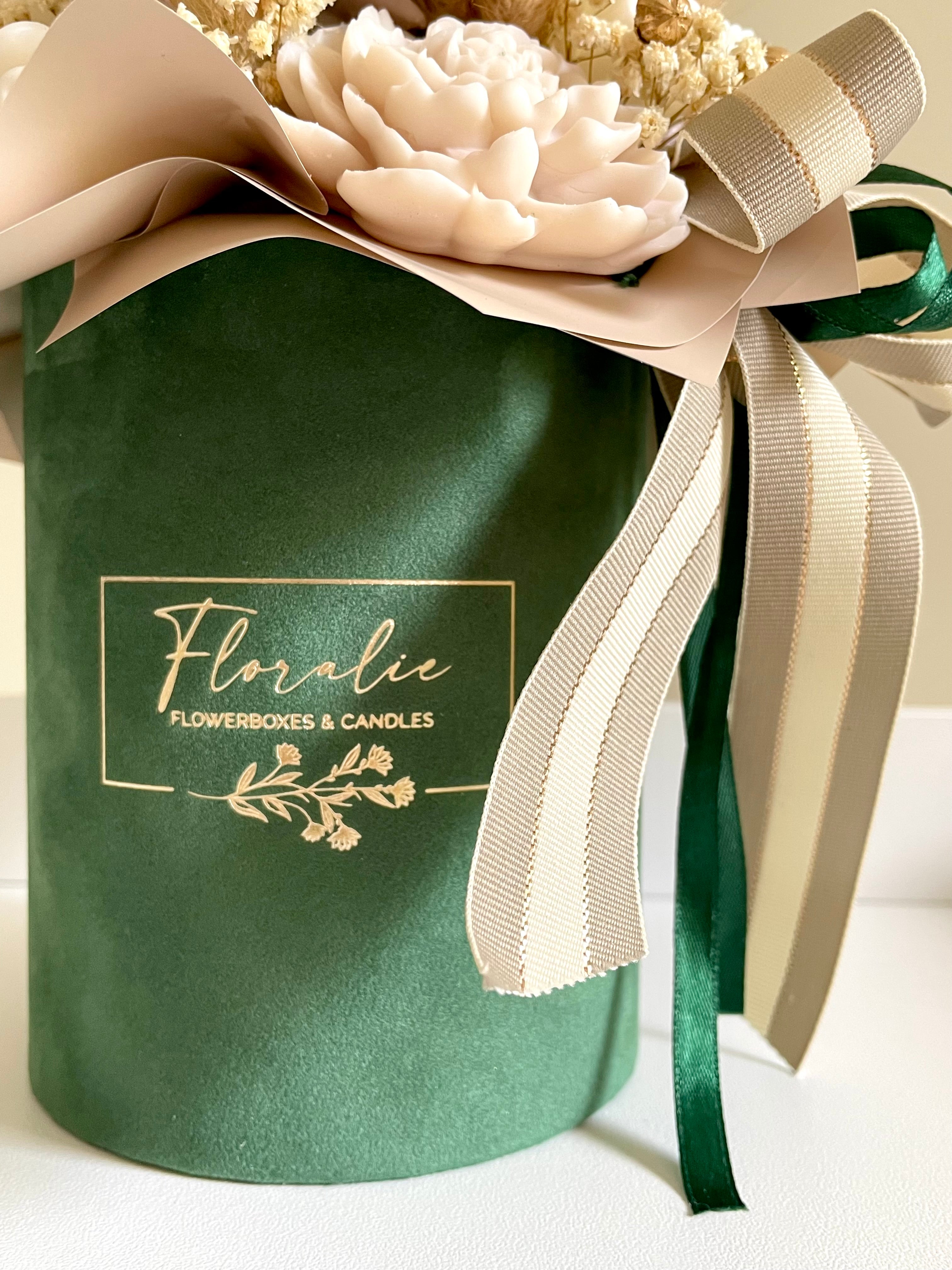 Natürliche Eleganz: Flowerbox in Smaragdgrün mit Nude- und Erdtönen