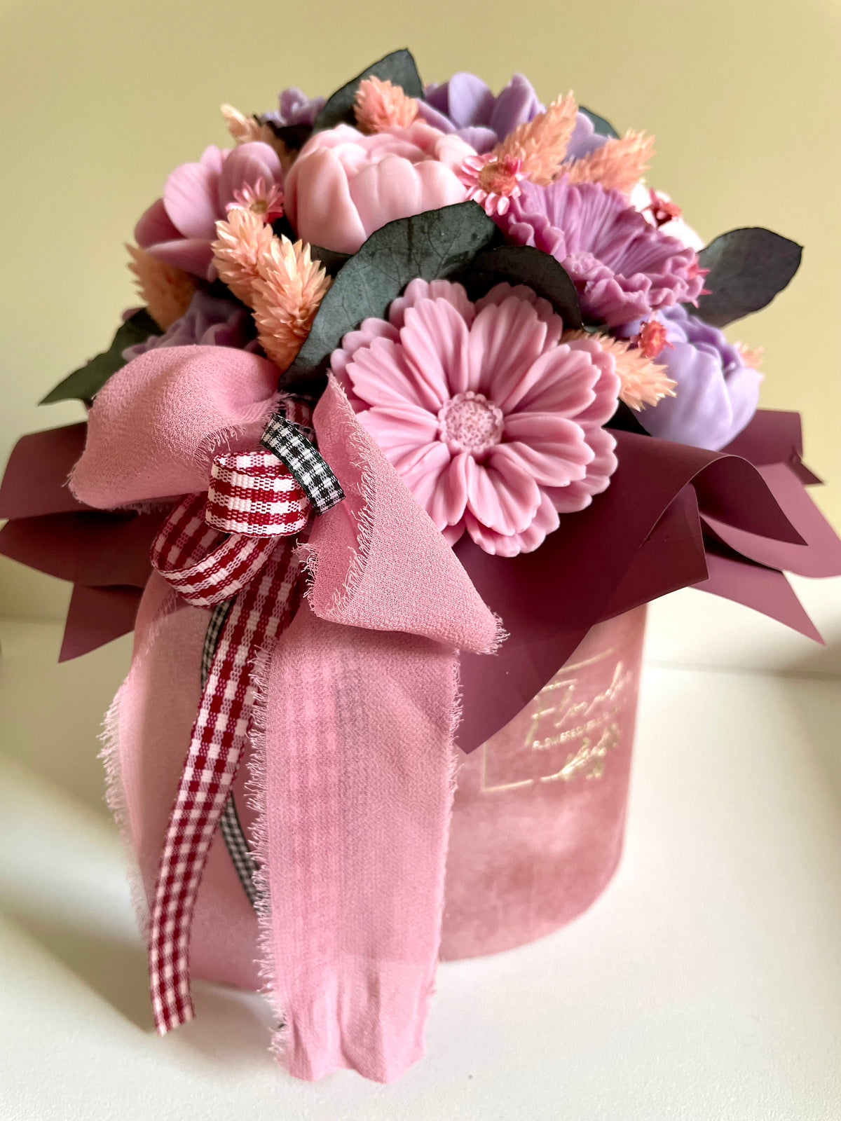 Malerisch und lieblich: Flowerbox in zartem Altrosa mit Rosa- & Violetttönen