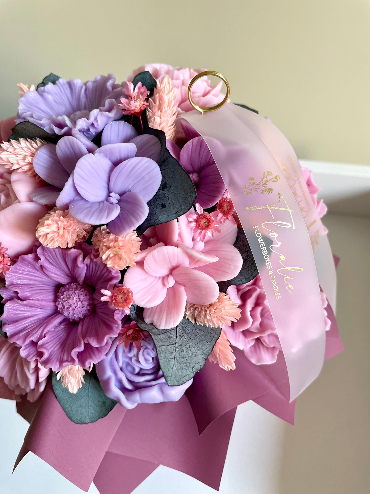 Malerisch und lieblich: Flowerbox in zartem Altrosa mit Rosa- & Violetttönen