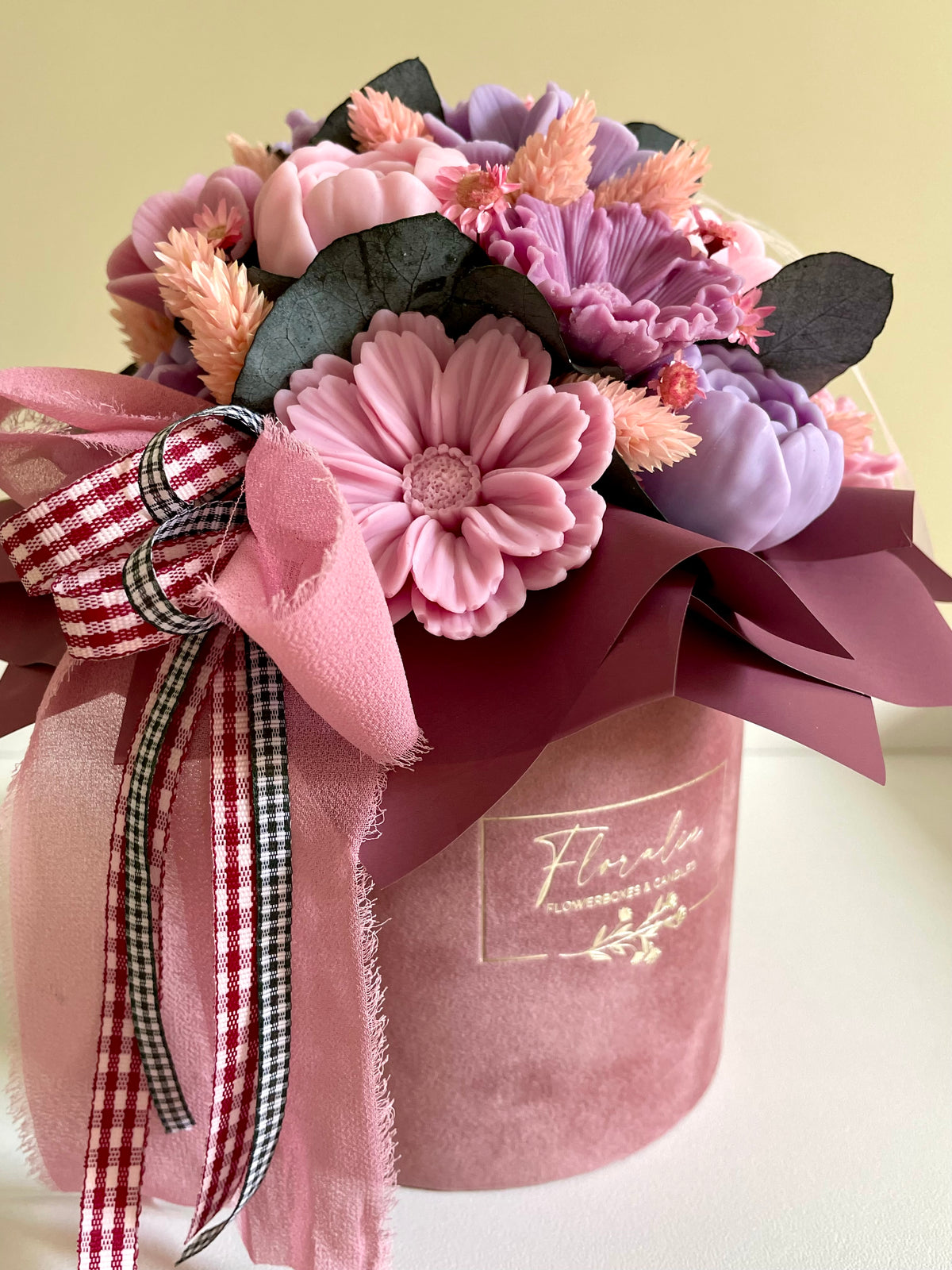 Malerisch und lieblich: Flowerbox in zartem Altrosa mit Rosa- & Violetttönen
