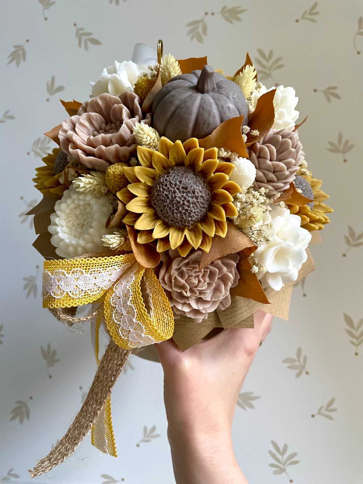 Herbstlicher Zauber: Flowerbox L in Weiß mit Sonnenblumen
