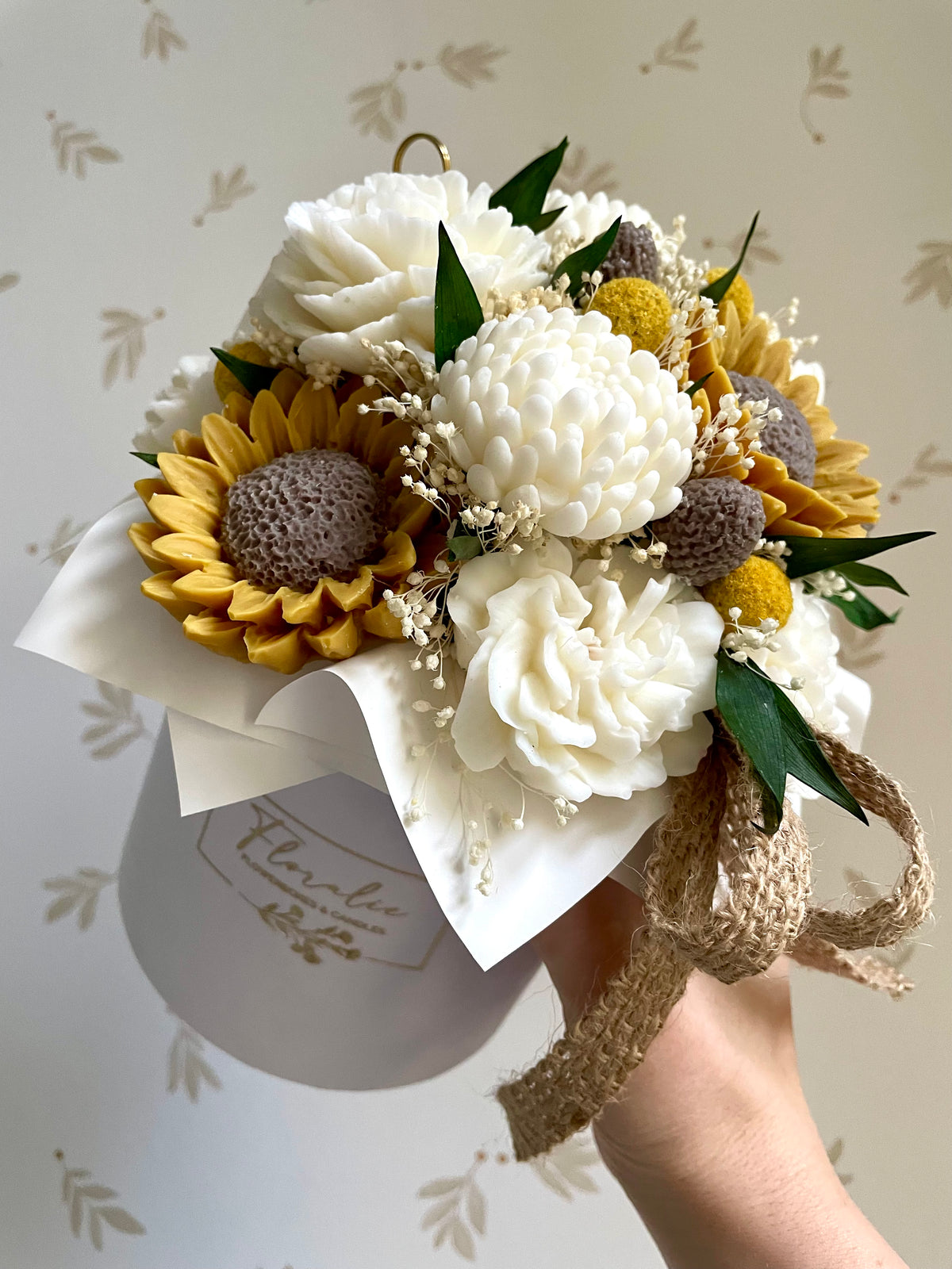 Herbstlicher Zauber: Flowerbox M in Weiß mit Sonnenblumen