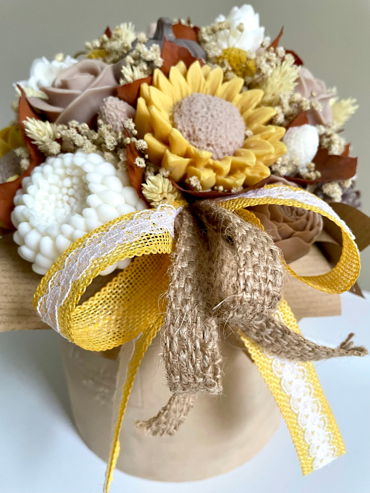 Herbstlicher Zauber: Flowerbox L in Weiß mit Sonnenblumen